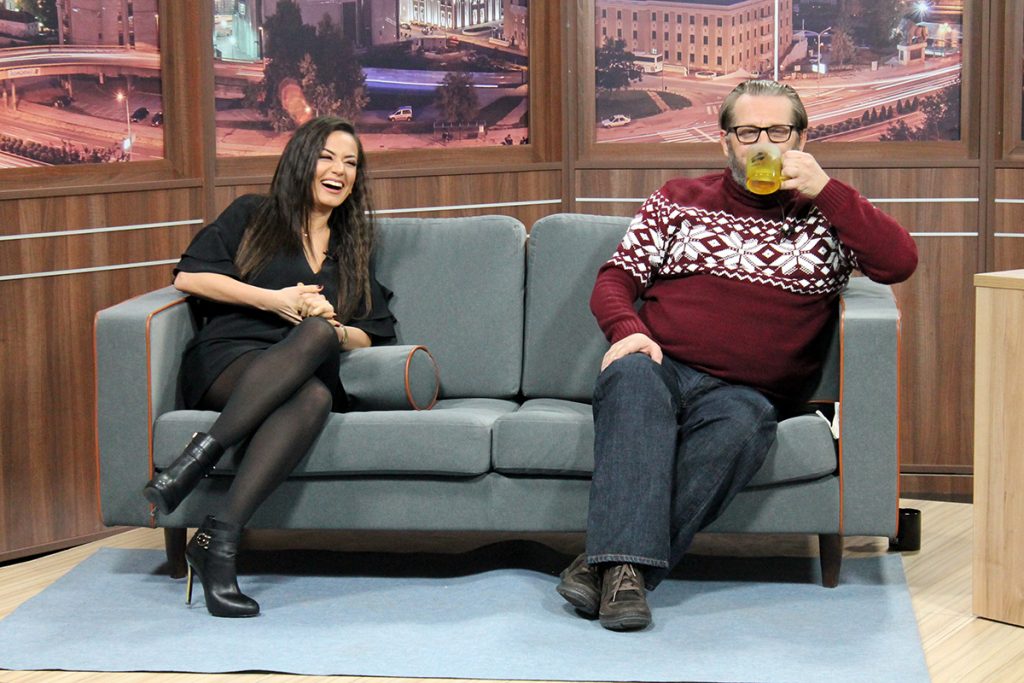 Смеење и пеење: Игор Џамбазов и Елена Ристеска во „Еден на Еден“ (ВИДЕО)