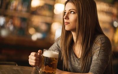 Истражувањата откриваат: Интелигентните жени пијат повеќе алкохол!