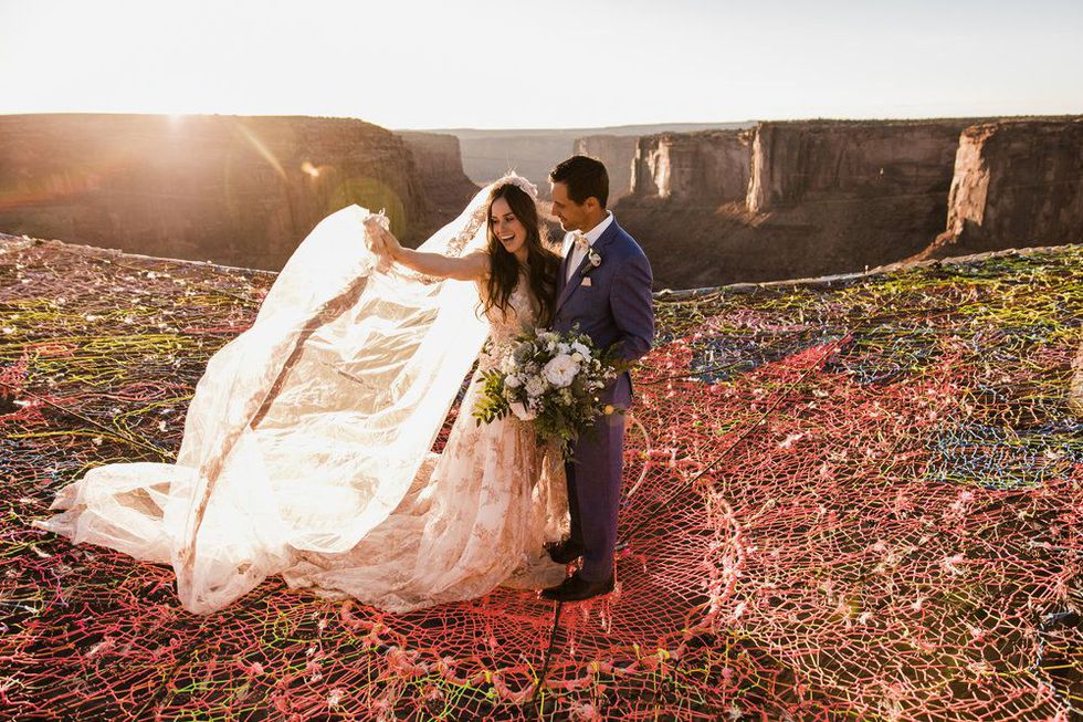 Креативна и адреналинска идеја: Свадбена церемонија на мрежа, 120 метри над Големиот Кањон