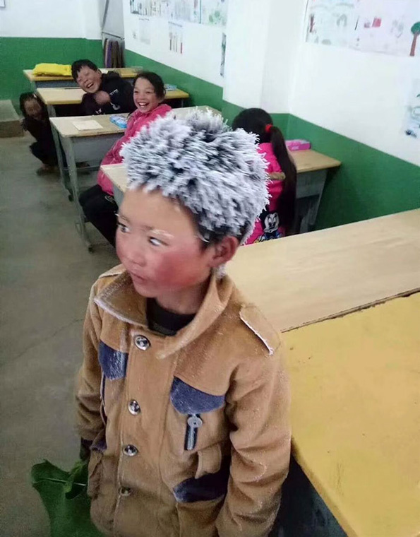 Леденото момче: Ова дете изодува по 5 километри во смрзнувачки услови за да стигне на училиште