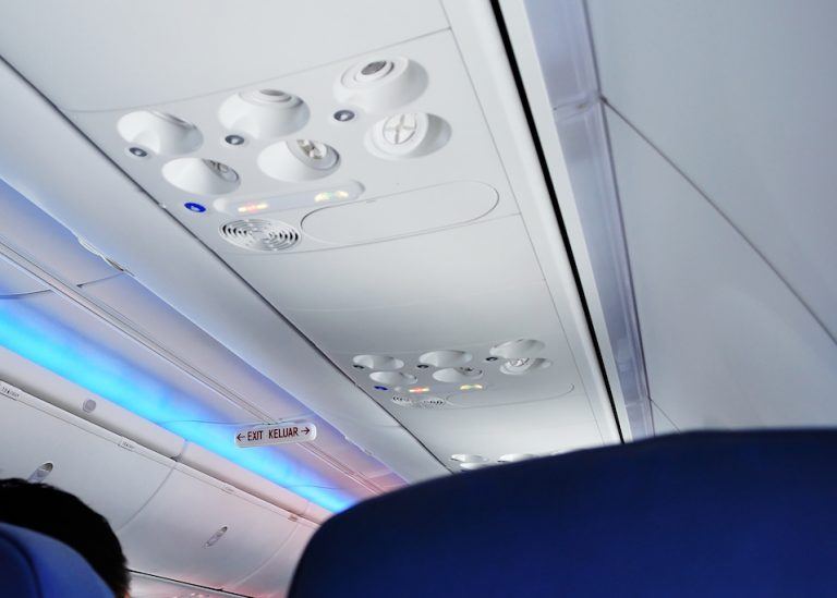 Најопасните работи кои можете да ги направите во авион