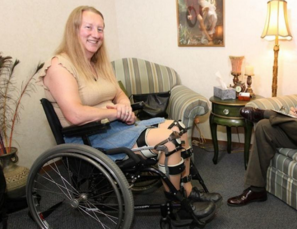 Запознајте ја Клои: Здравата жена која живее како инвалид