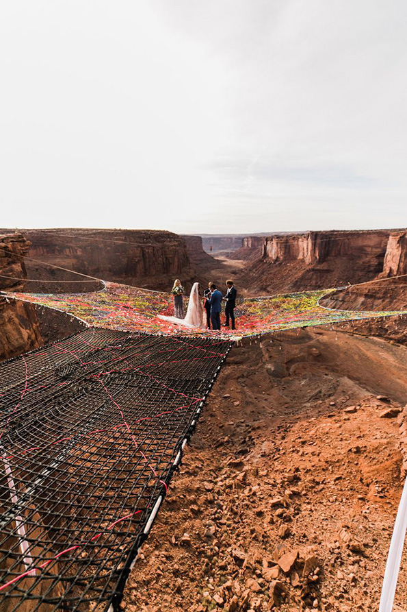 Креативна и адреналинска идеја: Свадбена церемонија на мрежа, 120 метри над Големиот Кањон