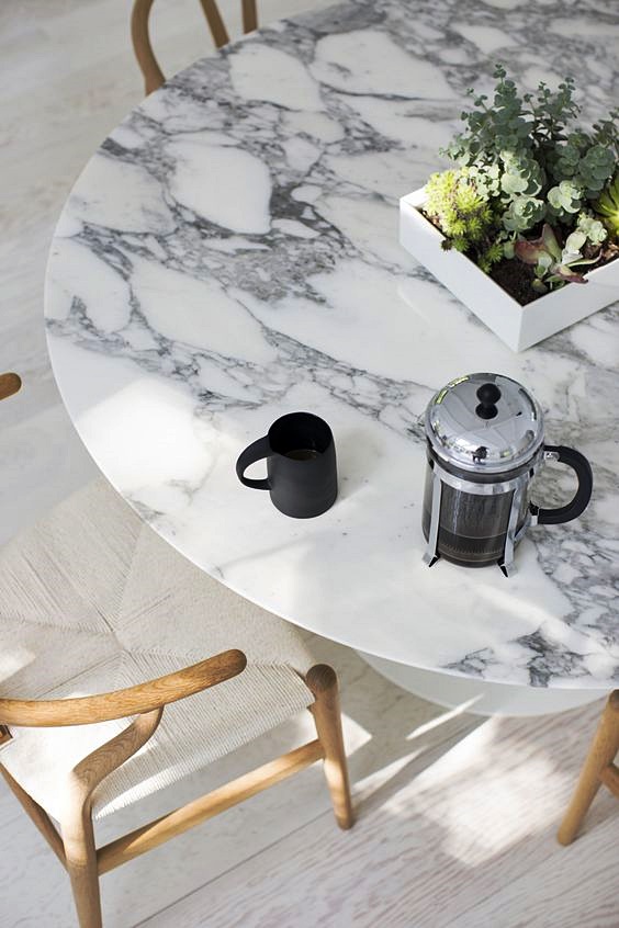 6-nov-trend-vo-ureduvanjeto-na-domot-mermerni-masi-koi-kje-ja-nadopolnat-sekoja-prostorija-vo-domot-www.kafepauza.mk_