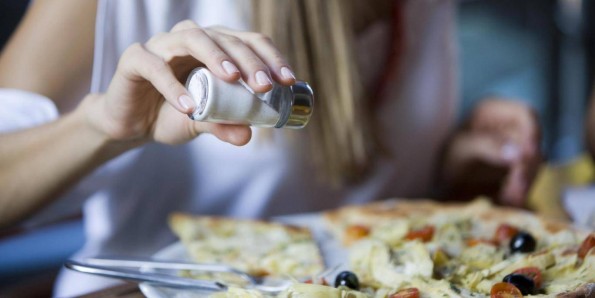 Ново истражување открива што се случува со нашиот мозок кога консумираме премногу сол