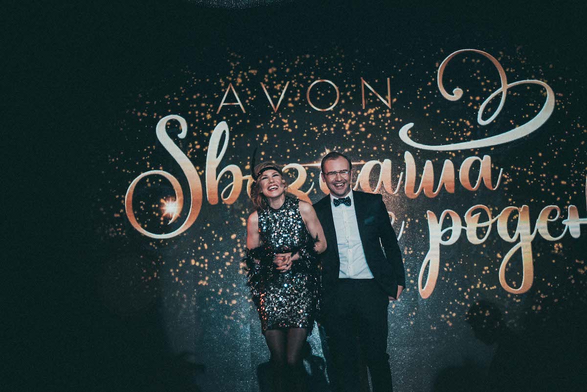 Ѕвездите на AVON во Скопје блеснаа во сјајот на холивудскиот гламур од 20-тите години на минатиот век