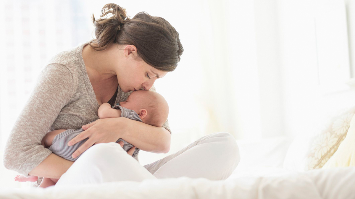 Истражувањата откриваат: Колку повеќе ги прегрнувате вашите деца толку попаметни ќе стануваат