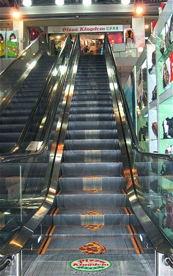 Креативни реклами на ескалатори што ќе ве насмеат и ќе ве остават без зборови