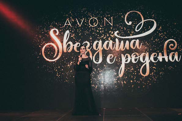 Ѕвездите на AVON во Скопје блеснаа во сјајот на холивудскиот гламур од 20-тите години на минатиот век
