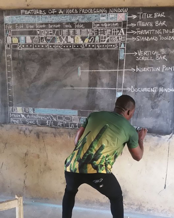 Необична лекција: Наставник од Гана предавал за Microsoft Word на обична училишна табла