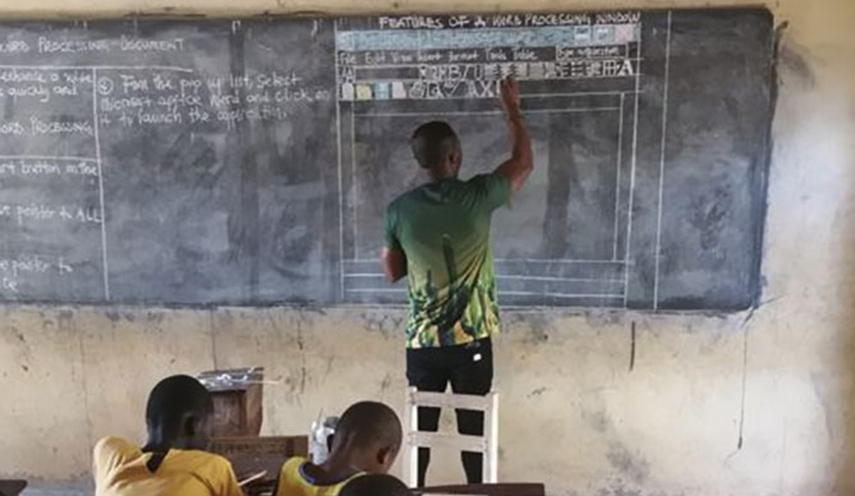 Необична лекција: Наставник од Гана предавал за Microsoft Word на обична училишна табла