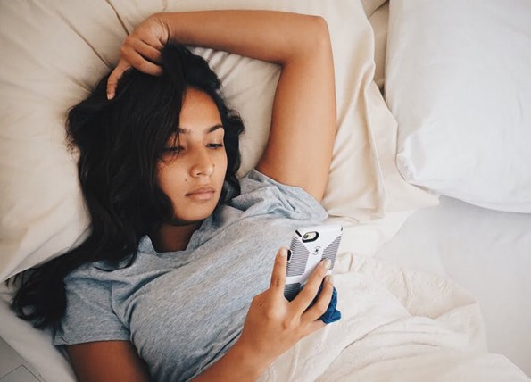 9 грешки при спиењето што ви предизвикуваат кругови околу очите