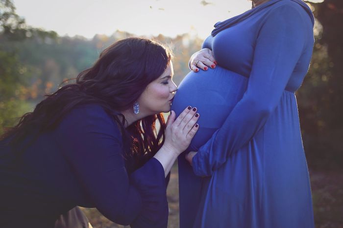 Неверојатна приказна за жената која била сурогат мајка за детето на нејзиниот син