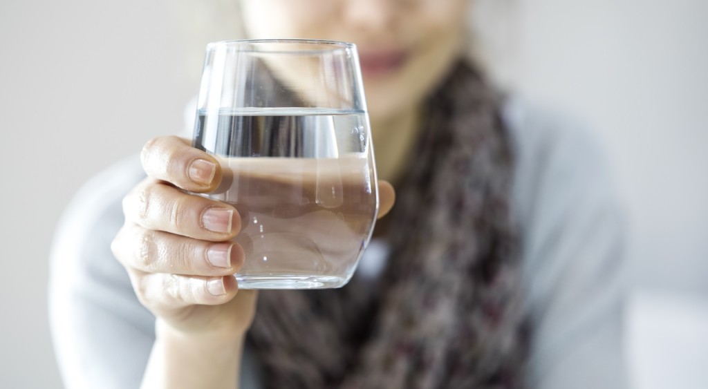 Дали треба „со сила“ да пиете по 8 чаши вода дневно?