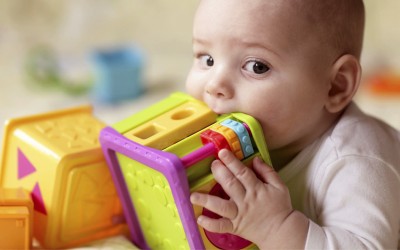 Оставете го бебето да ги става играчките во уста