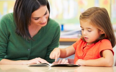 До сите родители: Зошто треба да им читате на децата бајки, приказни и рецепти?