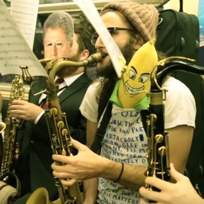 Секој би посакал да се вози во ваков јавен превоз: Неверојатна музичка изведба на „Somebody To Love“ од Queen