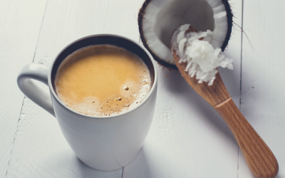 Зошто треба да почнете да ставате кокосово масло во вашето кафе?
