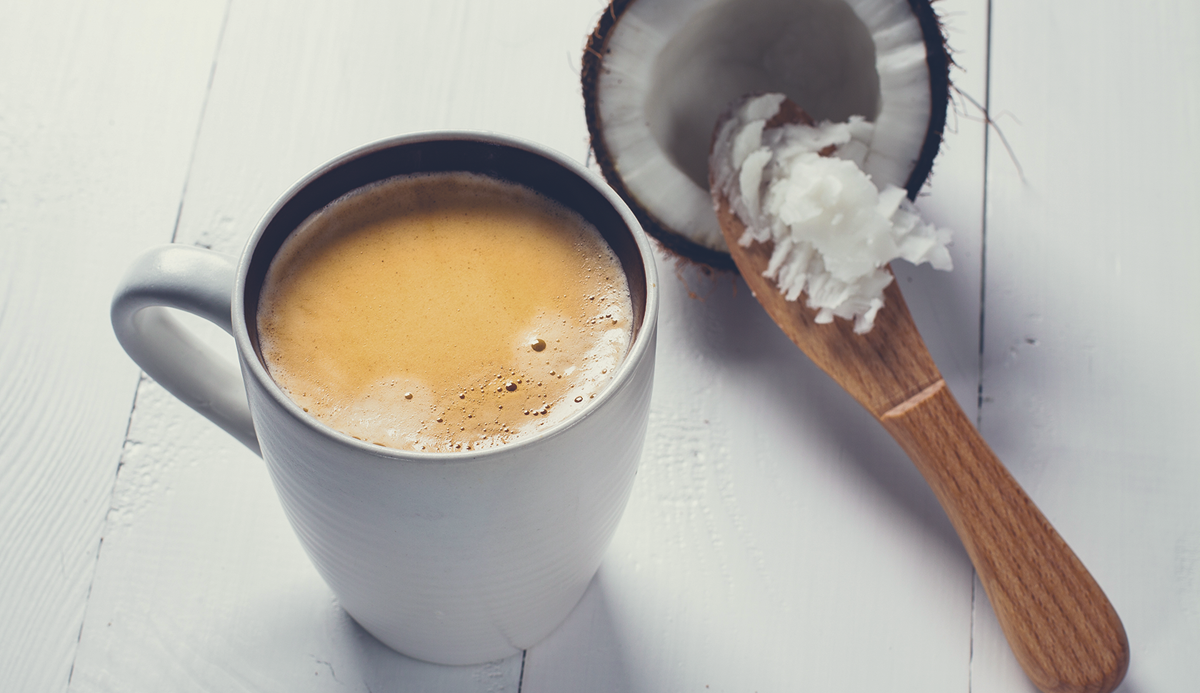 Зошто треба да почнете да ставате кокосово масло во вашето кафе?