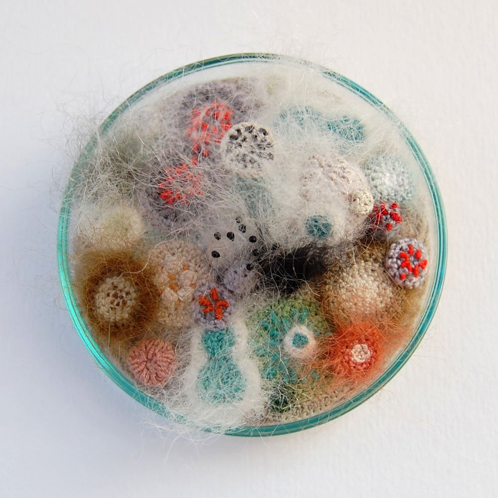 (4) artistka-gi-pretvora-muvlata-i-bakteriite-vo-unikatni-parchinja-umetnost-www.kafepauza.mk