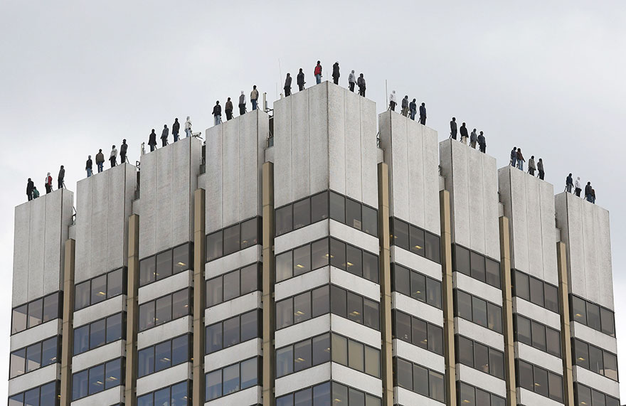 84 скулптури се појавиле на зградите во Лондон за да ја подигнат свесноста за самоубиството