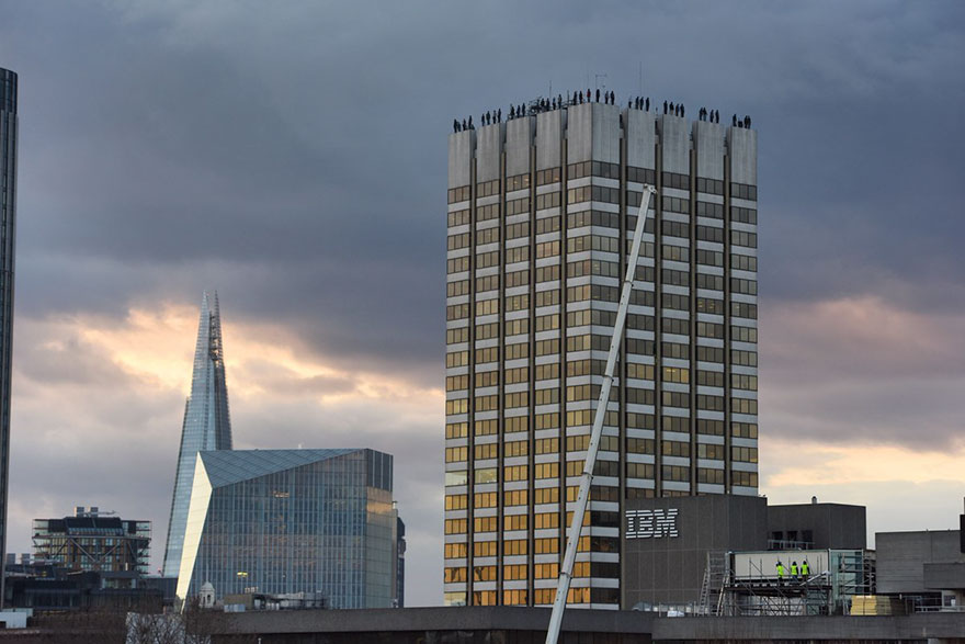 84 скулптури се појавиле на зградите во Лондон за да ја подигнат свесноста за самоубиството