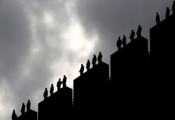 84 скулптури се појавиле на зградите во Лондон за да ја подигнат свесноста за самоубиството