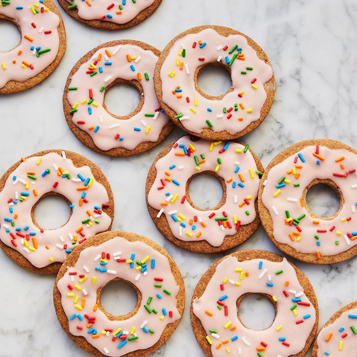 Колачиња во форма на крофни со глазура 