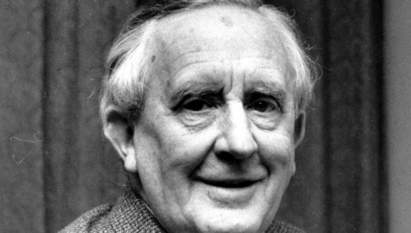 Ретка снимка од Џ. Р. Р. Толкин како ја чита поемата „Еден прстен“