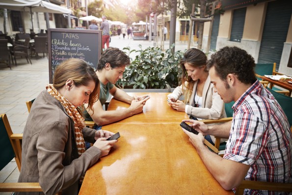Застрашувачки истражувања покажуваат дека поминуваме 6 часа дневно гледајќи во екран