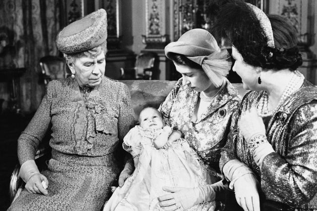 Фотографии од животот на кралицата Елизабета II кои го покажуваат создавањето на модерната историја