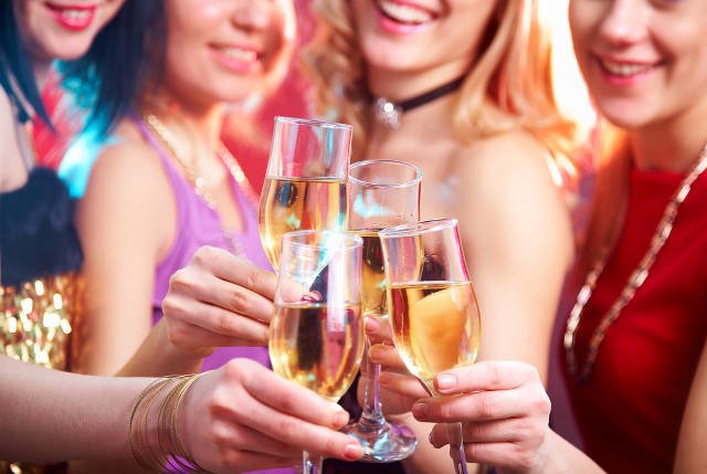Алкохолот повеќе им штети на жените, отколку на мажите