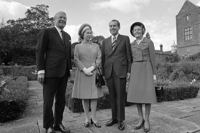 Фотографии од животот на кралицата Елизабета II кои го покажуваат создавањето на модерната историја