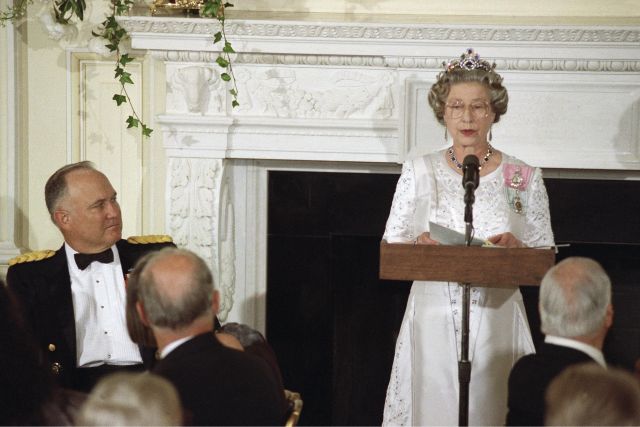 Фотографии од животот на кралицата Елизабета II кои го покажуваат создавањето на модерната историја