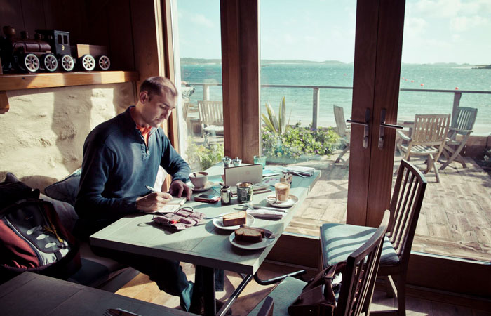 Поранешен инженер ги забележува своите патувања на многу креативен начин