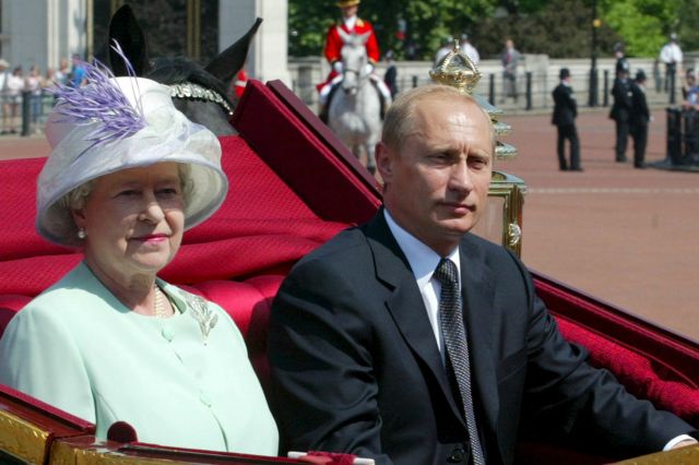 Фотографии од животот на кралицата Елизабета II кои го покажуваат создавањето на модерната историја