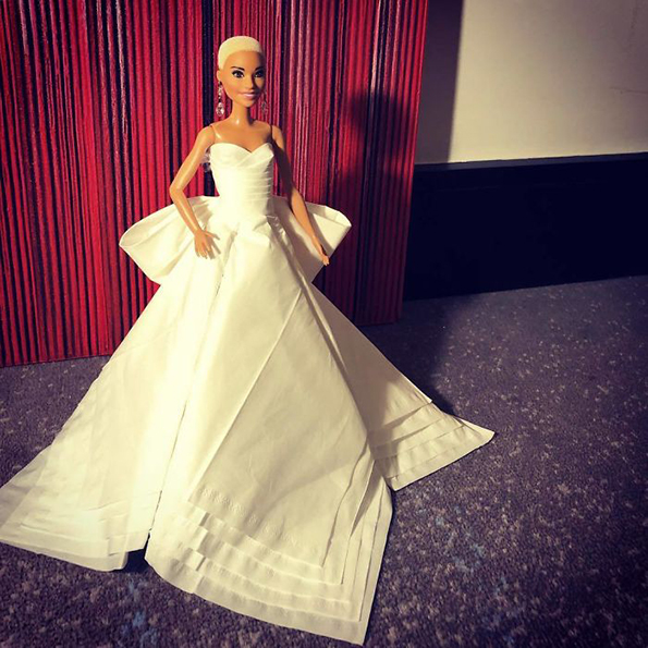 (26) mazh-koristi-toaletna-hartija-za-da-napravi-prekrasni-venchanici-za-barbiki-www.kafepauza.mk