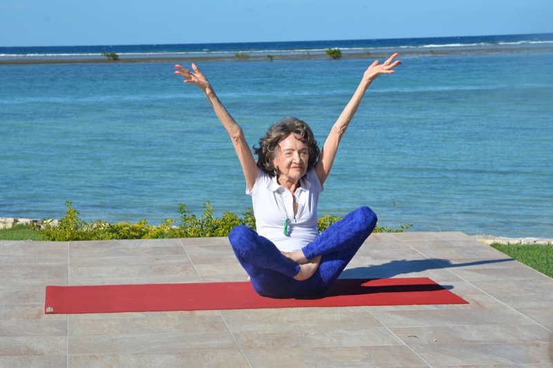 Најстарaтa јога инструкторкa на светот ја споделува својата тајна за долг и здрав живот
