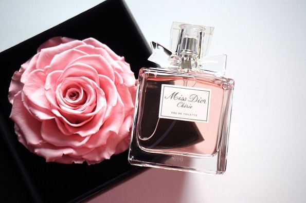 Пролетни парфеми за целосен моден впечаток во потоплите денови