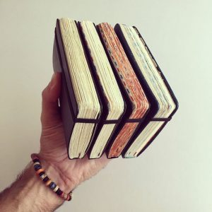 Поранешен инженер ги забележува своите патувања на многу креативен начин