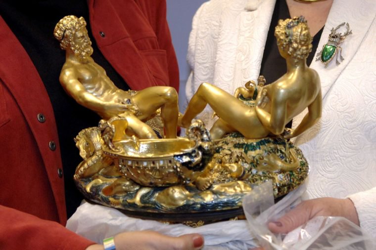 (9)11-te-najskapi-predmeti-koi-bile-ukradeni-kafepauza.mk