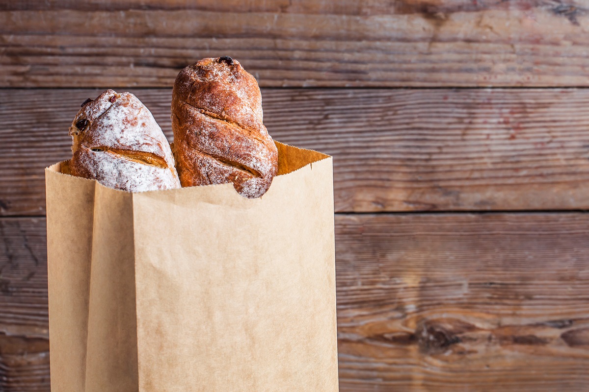 Зошто свежиот леб се продава во хартиени кеси