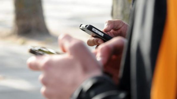 Ефектот смартфон: Зошто сите сме зависни?