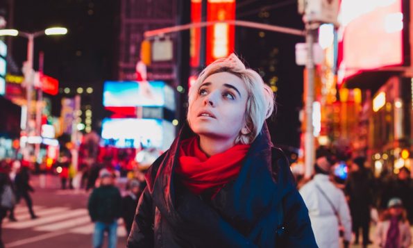 Како да се одморите од социјалните случувања ако сте екстроверт кој потајно не сака излегувања?