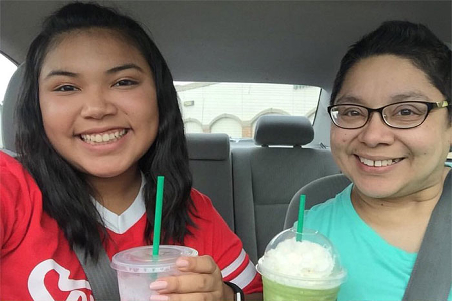 Оваа девојка правела селфиња со мајка ѝ 4 години по ред, но последната ќе ви го скрши срцето