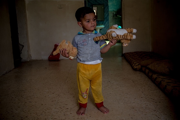 Фотографииве ќе ве подзамислат: Деца од сиромашни и богати семејства ширум светот ги покажуваат омилените играчки