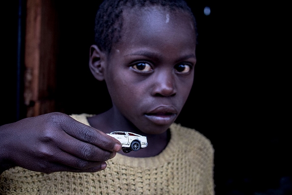 Фотографииве ќе ве подзамислат: Деца од сиромашни и богати семејства ширум светот ги покажуваат омилените играчки