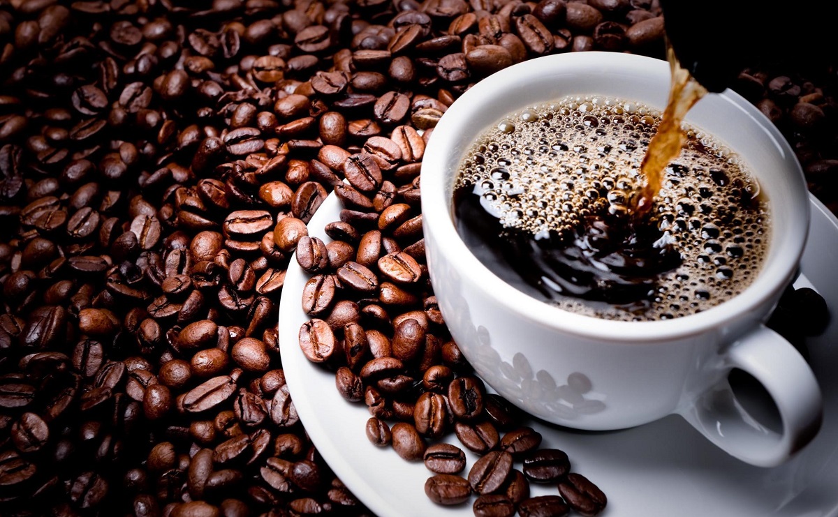 Како влијае кофеинот врз вас и колку може навистина да ве држи будни?