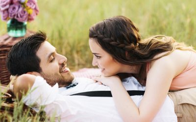 Краток љубовен хороскоп за мај: Кого го чекаат нови шанси за пролетна романса?