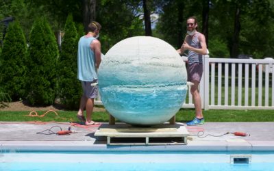 Погледнете што ќе се случи ако фрлите пенлива бомба за капење од 900 кг во базен?